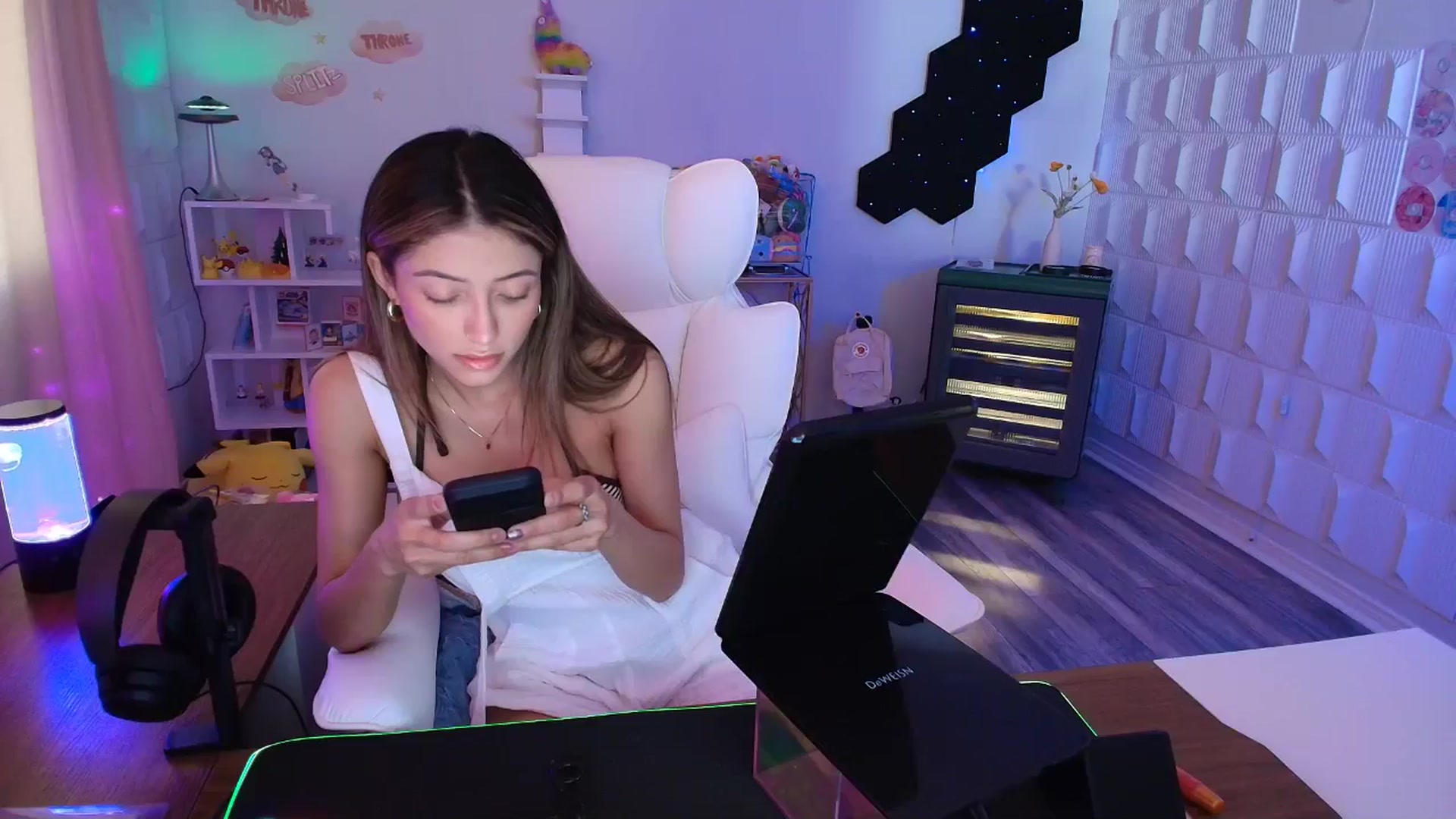 Gallery image thumbnail from kaydolll's myfreecams stream on, 04/19/2025, 22:20 image 14 of 20