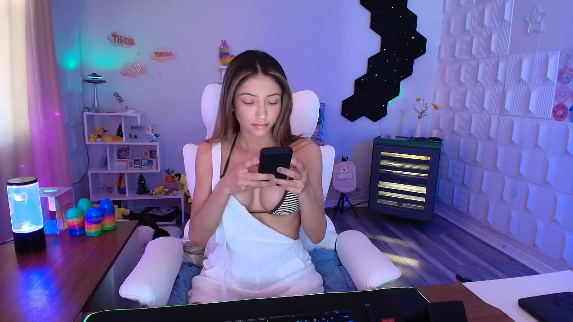 Gallery image thumbnail from kaydolll's myfreecams stream on, 04/19/2025, 23:10 image 19 of 20
