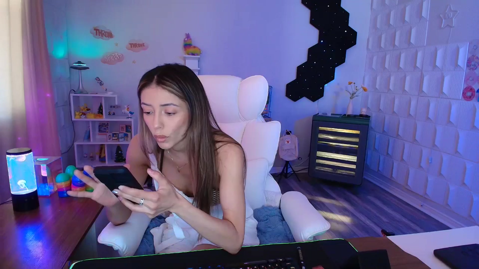 Gallery image thumbnail from kaydolll's myfreecams stream on, 04/19/2025, 23:10 image 11 of 20