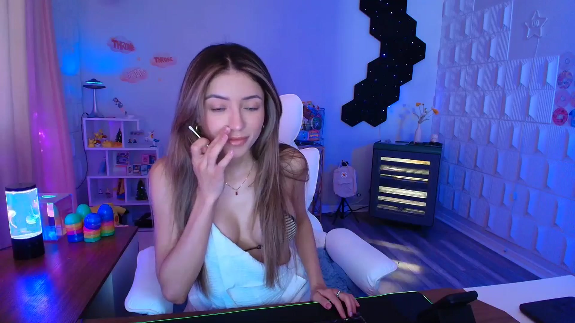 Gallery image thumbnail from kaydolll's myfreecams stream on, 04/20/2025, 24:09 image 4 of 20