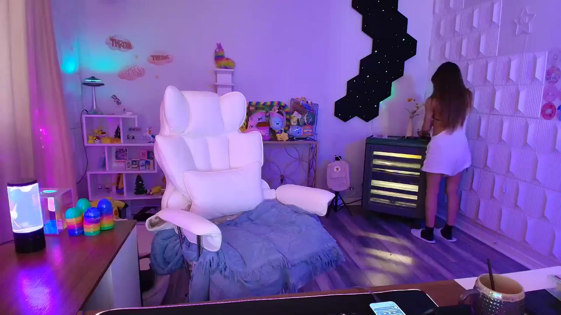 Gallery image thumbnail from kaydolll's myfreecams stream on, 04/20/2025, 24:09 image 18 of 20
