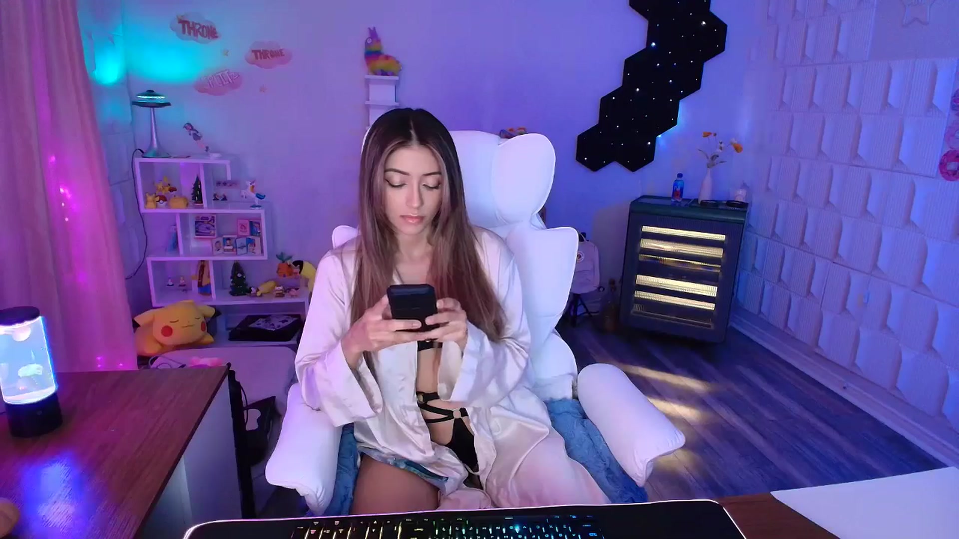 Gallery image thumbnail from kaydolll's myfreecams stream on, 04/30/2025, 04:23 image 18 of 20