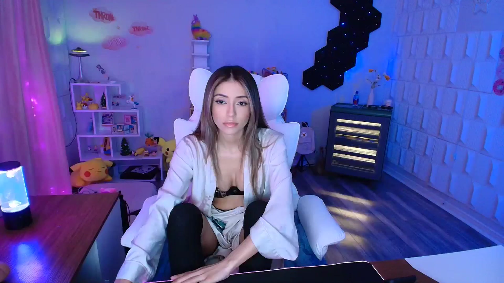 Gallery image thumbnail from kaydolll's myfreecams stream on, 04/30/2025, 04:23 image 6 of 20