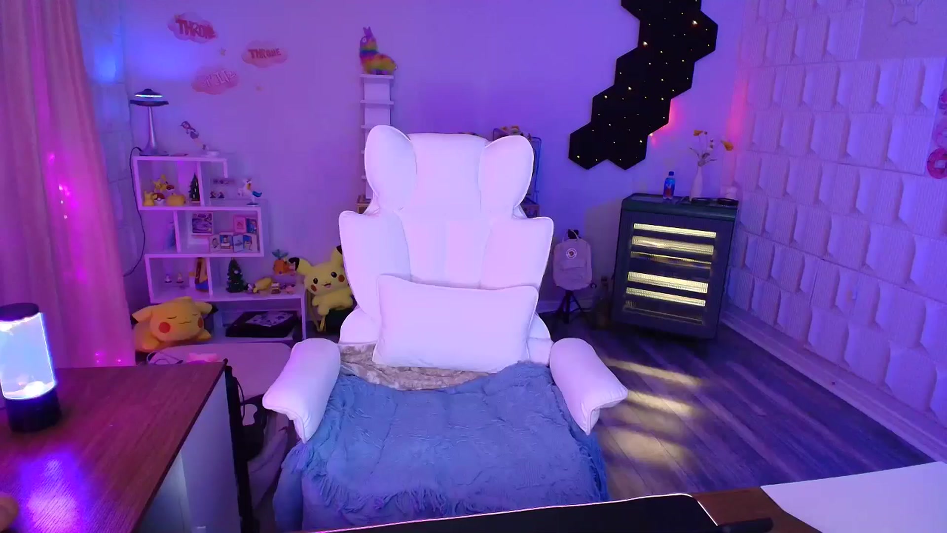 Gallery image thumbnail from kaydolll's myfreecams stream on, 04/30/2025, 04:23 image 12 of 20