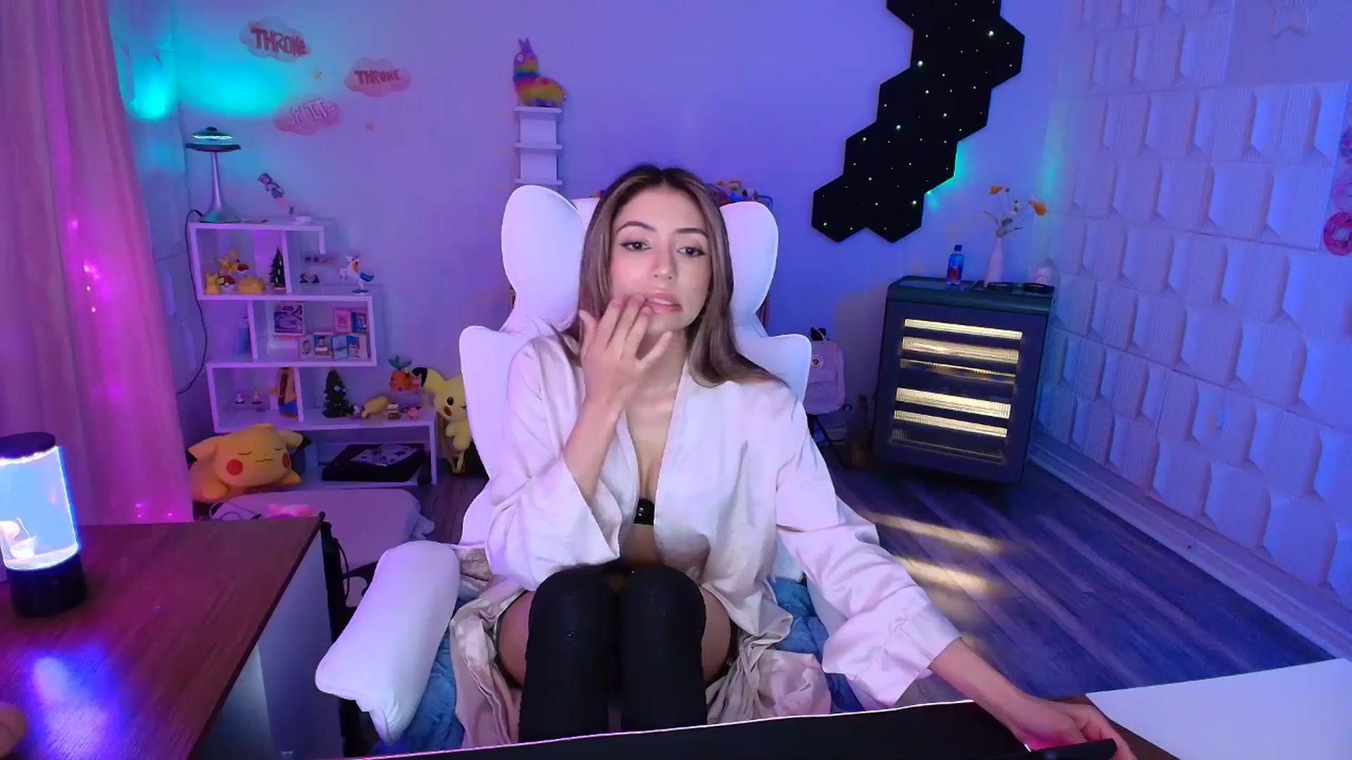 Gallery image thumbnail from kaydolll's myfreecams stream on, 04/30/2025, 04:23 image 9 of 20