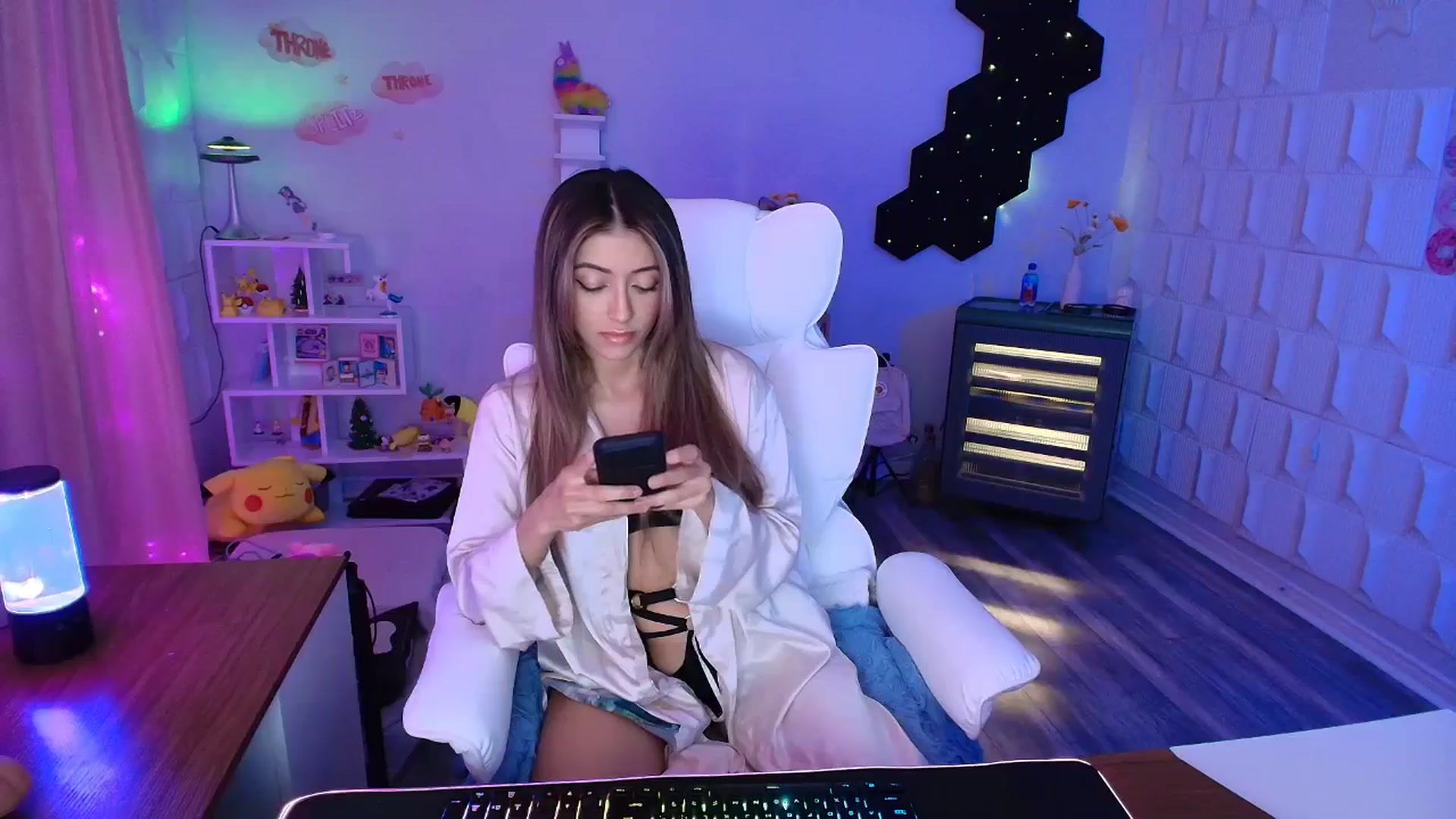 Gallery image thumbnail from kaydolll's myfreecams stream on, 04/30/2025, 04:23 image 19 of 20