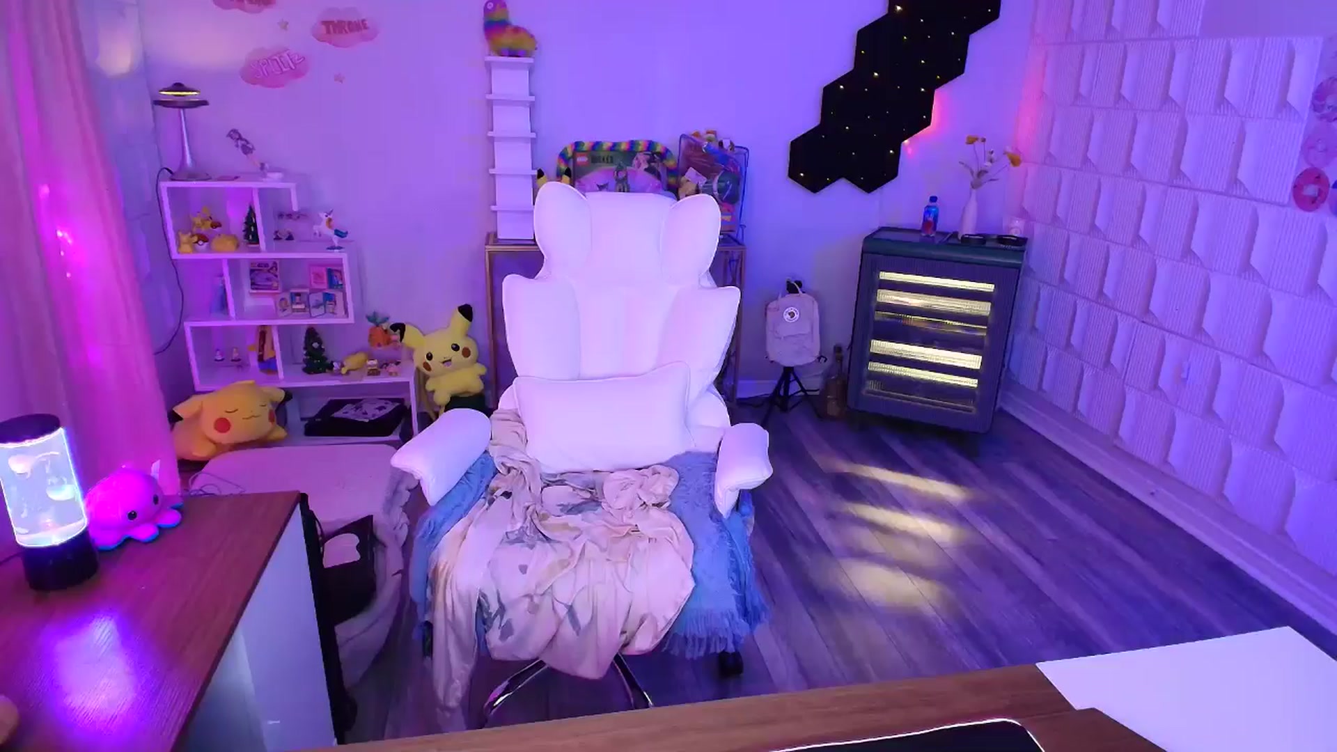 Gallery image thumbnail from kaydolll's myfreecams stream on, 04/30/2025, 06:37 image 11 of 20