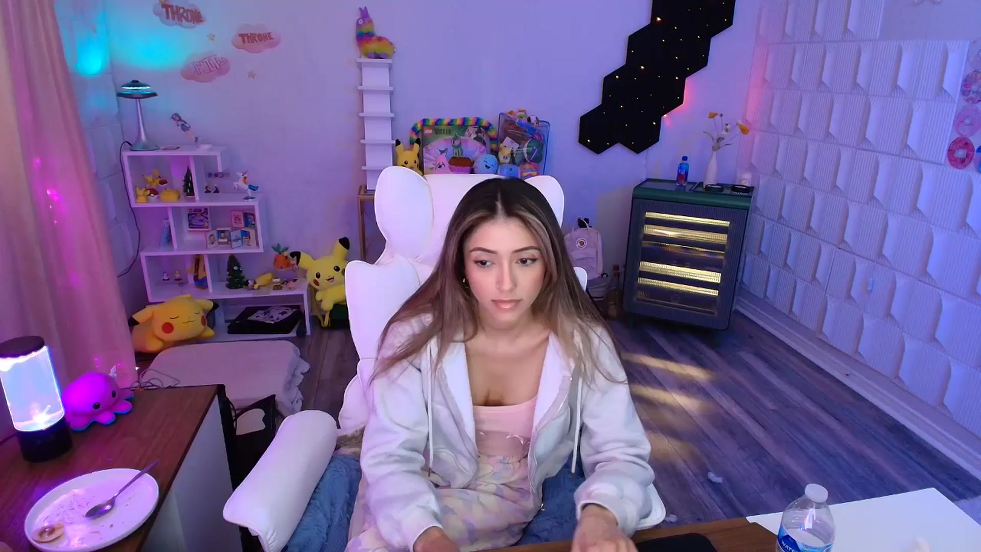 Gallery image thumbnail from kaydolll's myfreecams stream on, 05/01/2025, 24:23 image 12 of 20