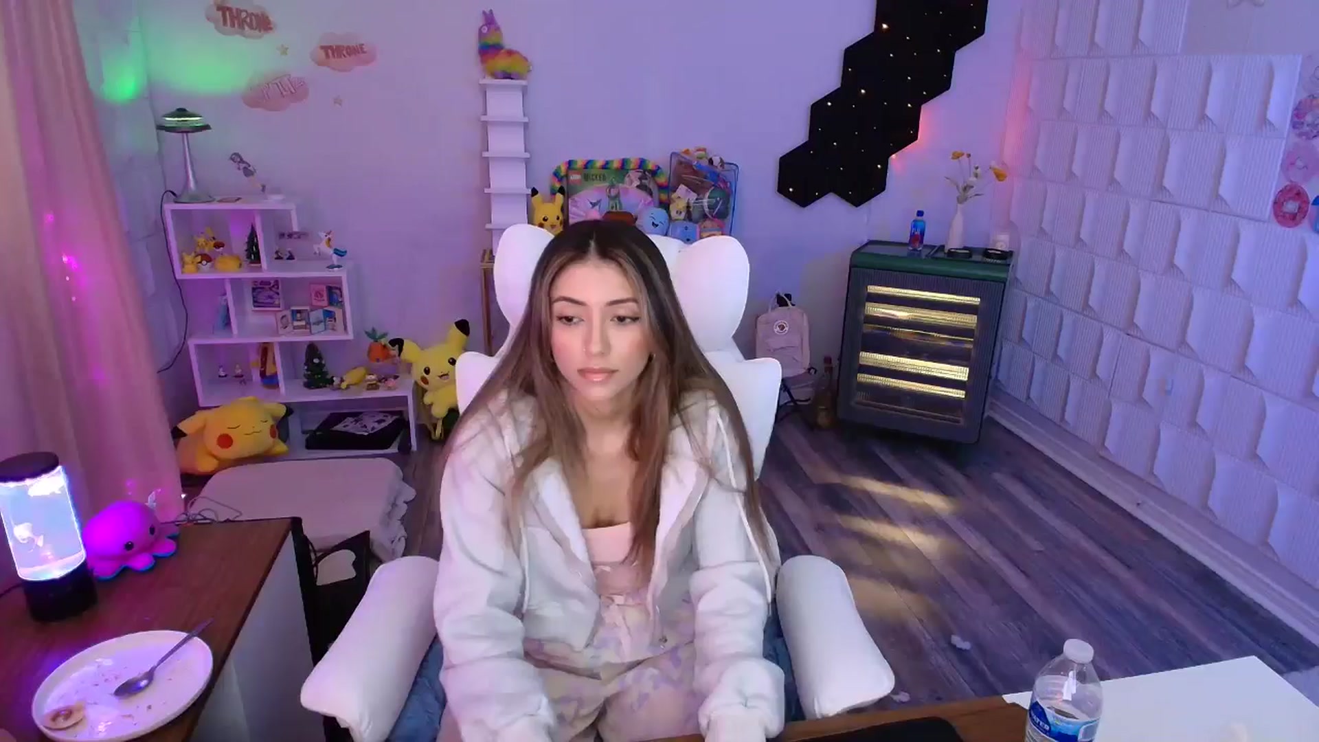 Gallery image thumbnail from kaydolll's myfreecams stream on, 05/01/2025, 24:23 image 8 of 20