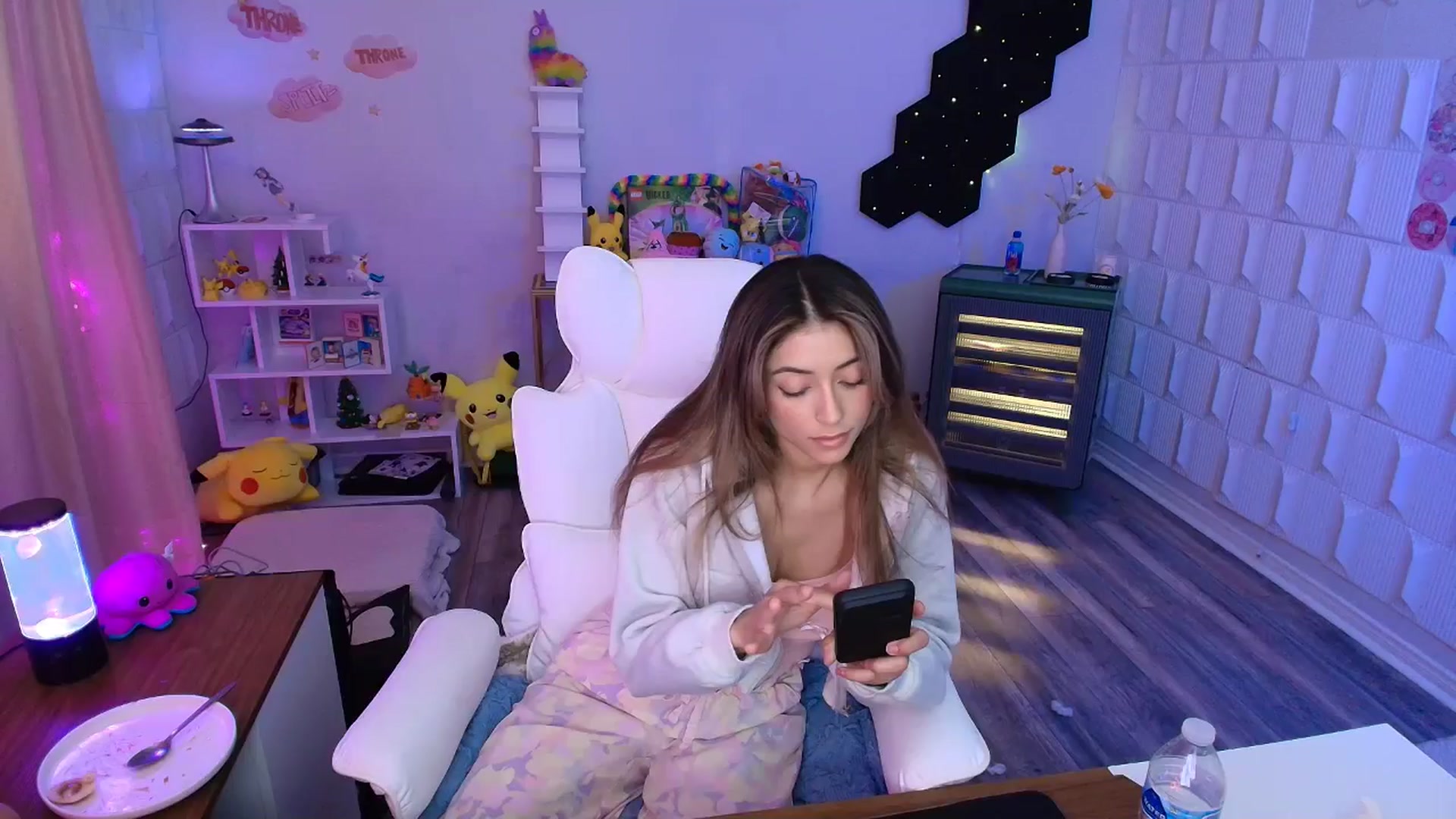 Gallery image thumbnail from kaydolll's myfreecams stream on, 05/01/2025, 24:23 image 18 of 20