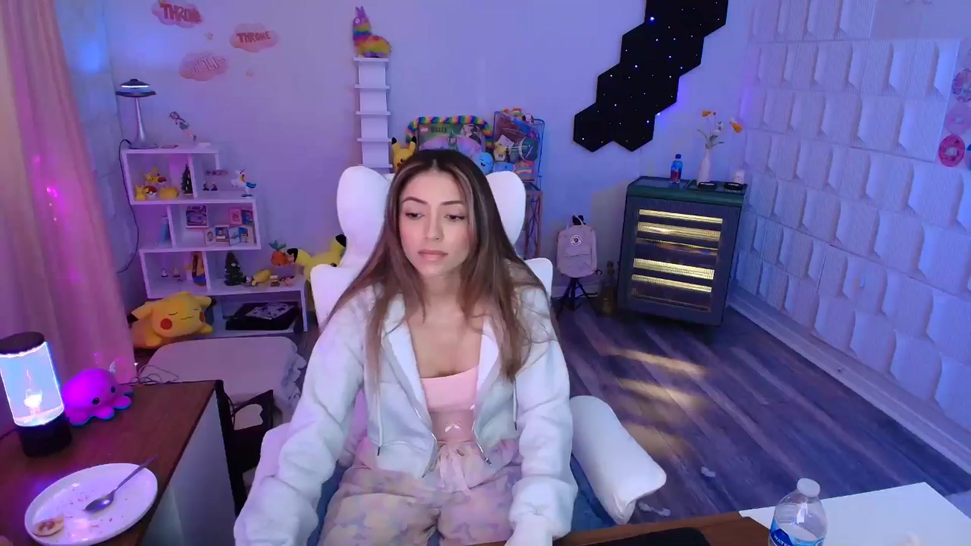 Gallery image thumbnail from kaydolll's myfreecams stream on, 05/01/2025, 24:23 image 17 of 20