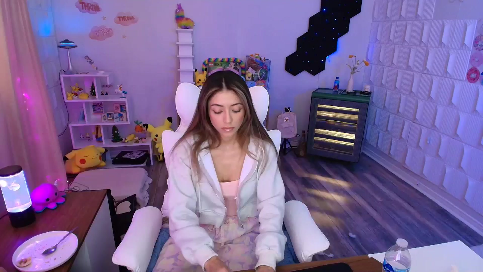 Gallery image thumbnail from kaydolll's myfreecams stream on, 05/01/2025, 24:23 image 15 of 20