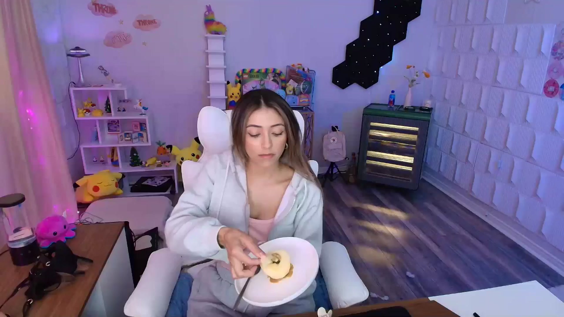 Gallery image thumbnail from kaydolll's myfreecams stream on, 05/01/2025, 24:23 image 1 of 20