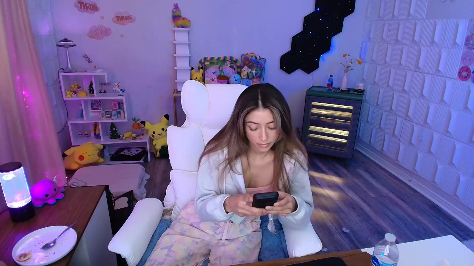 Gallery image thumbnail from kaydolll's myfreecams stream on, 05/01/2025, 24:23 image 19 of 20