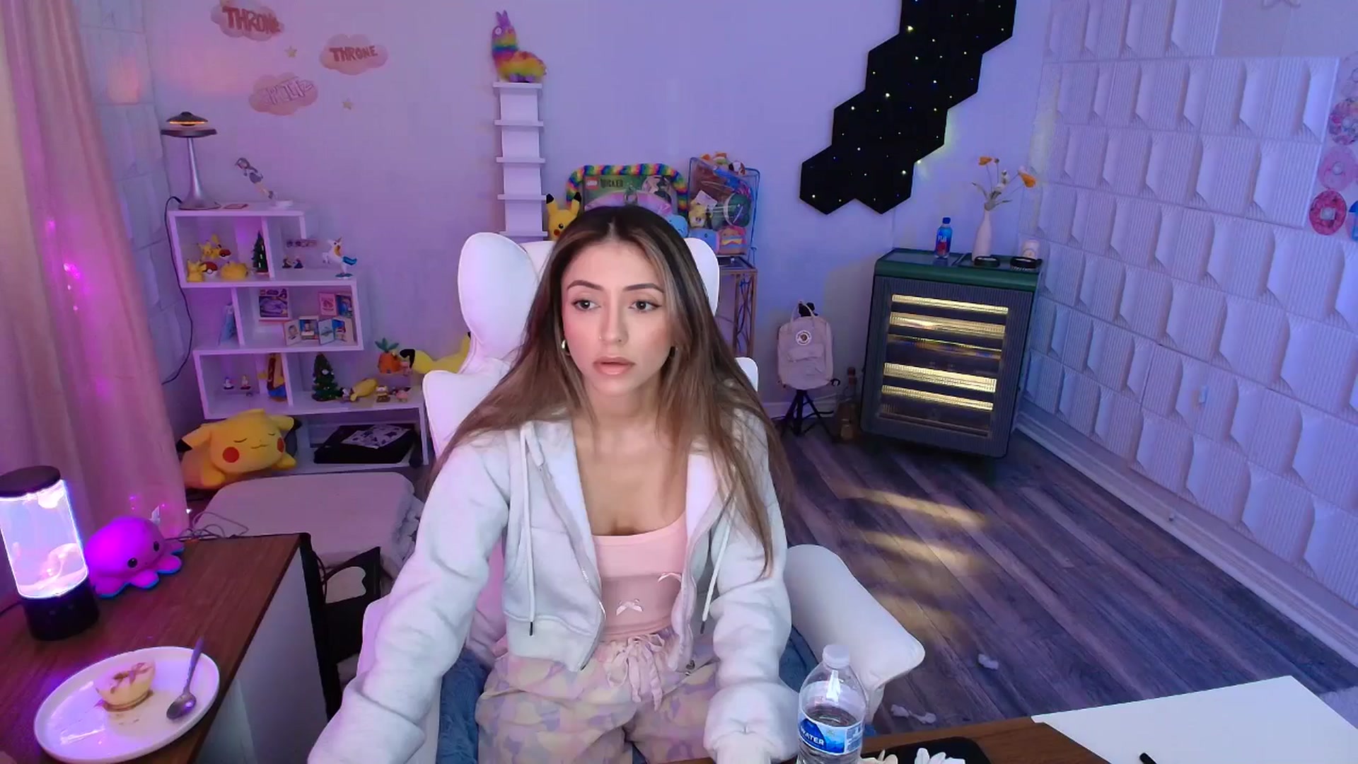 Gallery image thumbnail from kaydolll's myfreecams stream on, 05/01/2025, 24:23 image 3 of 20