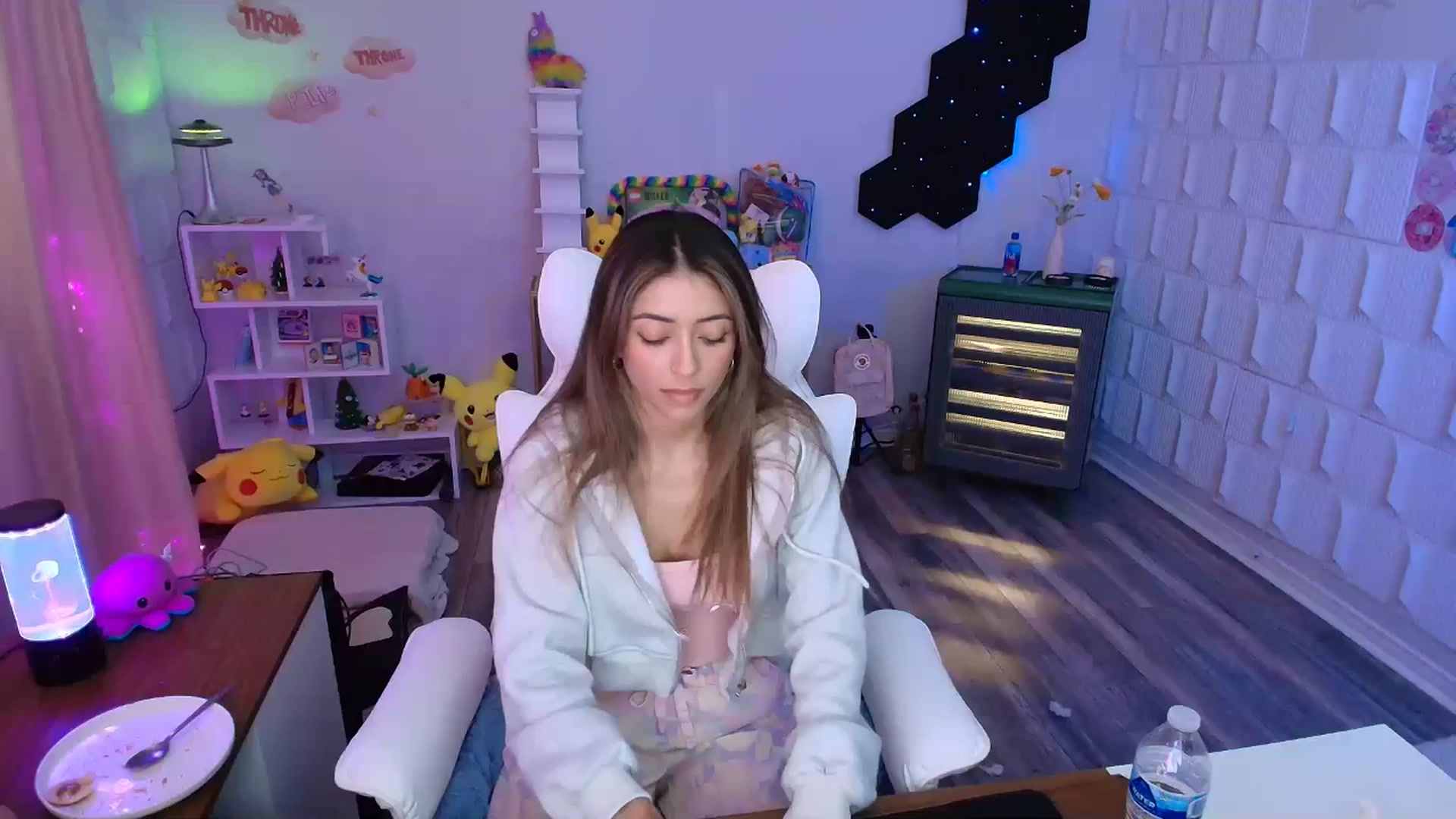 Gallery image thumbnail from kaydolll's myfreecams stream on, 05/01/2025, 24:23 image 6 of 20