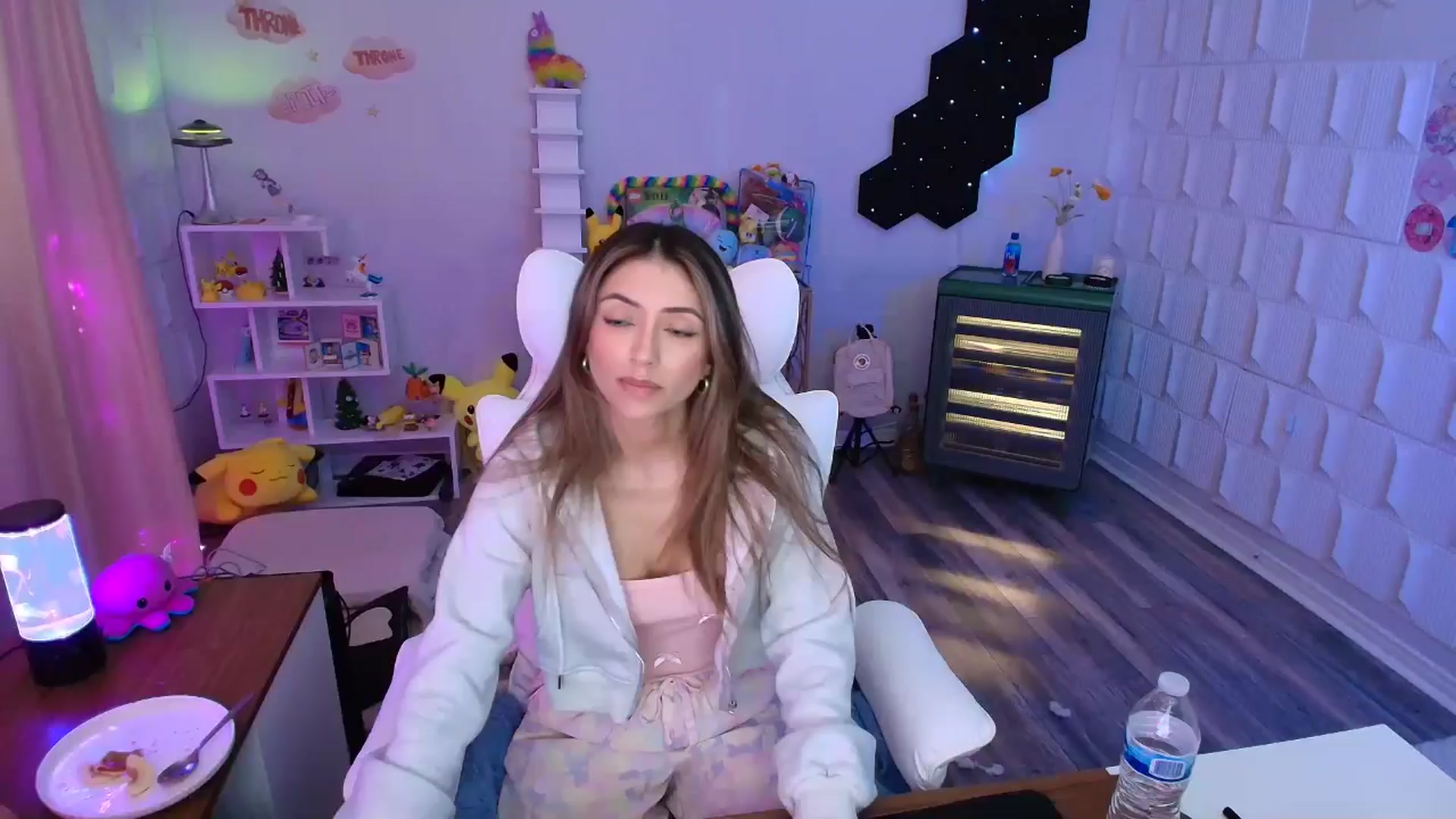 Gallery image thumbnail from kaydolll's myfreecams stream on, 05/01/2025, 24:23 image 5 of 20