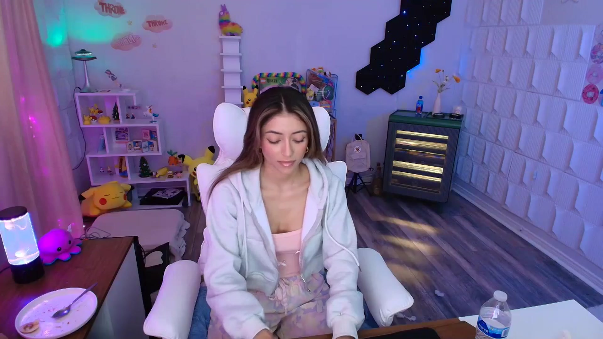 Gallery image thumbnail from kaydolll's myfreecams stream on, 05/01/2025, 24:23 image 10 of 20