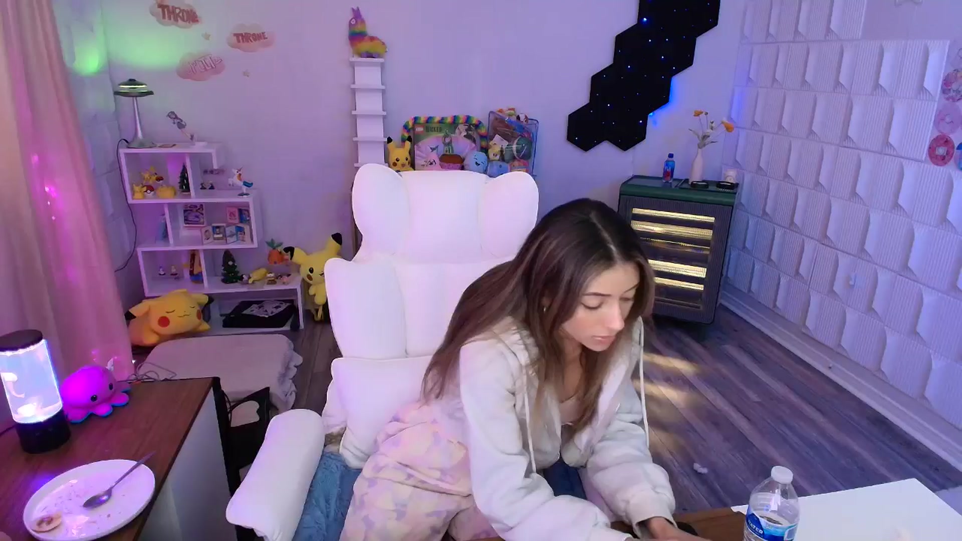Gallery image thumbnail from kaydolll's myfreecams stream on, 05/01/2025, 24:23 image 7 of 20