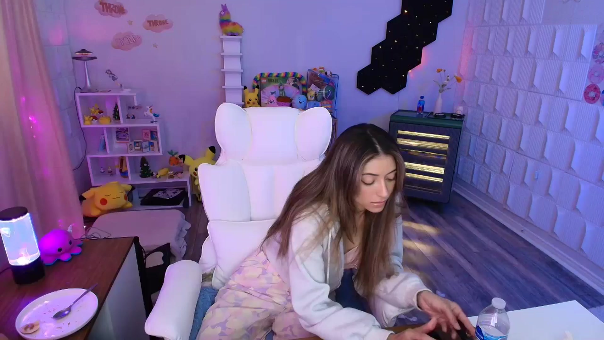 Gallery image thumbnail from kaydolll's myfreecams stream on, 05/01/2025, 24:23 image 20 of 20