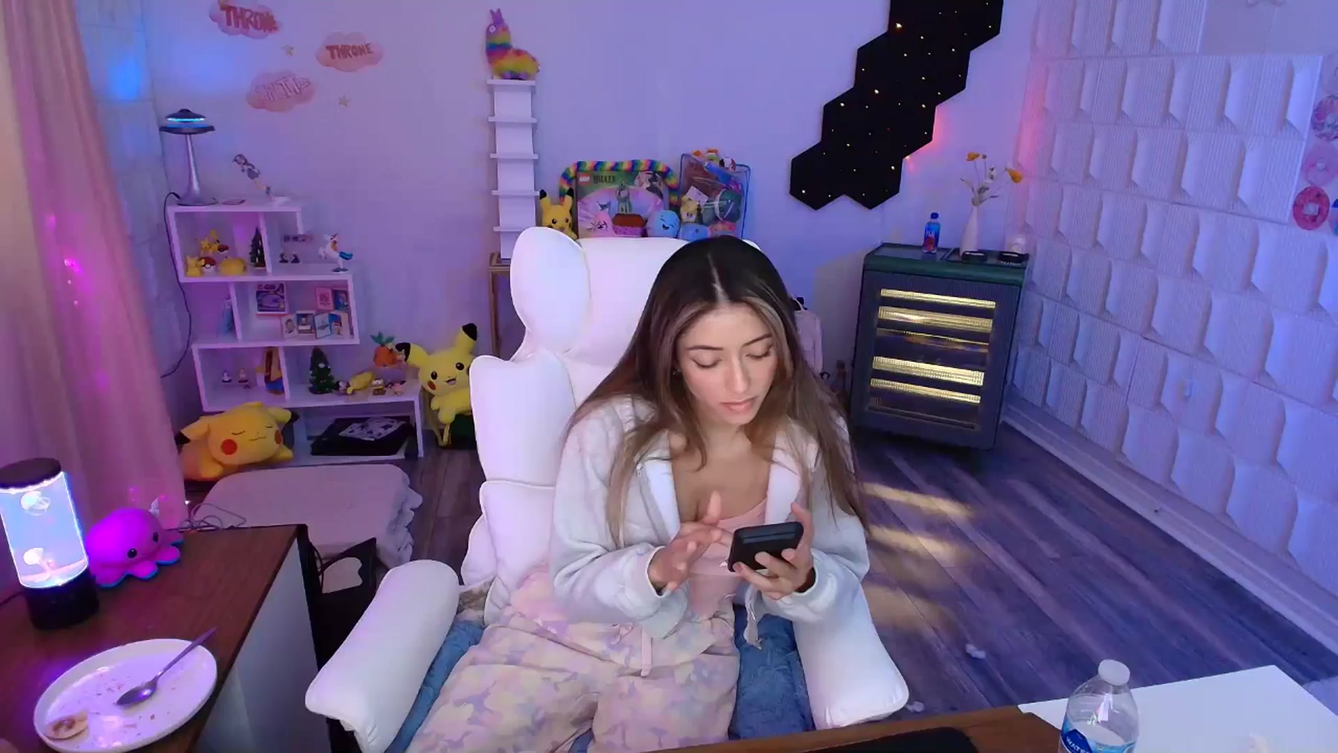 Gallery image thumbnail from kaydolll's myfreecams stream on, 05/01/2025, 24:23 image 16 of 20