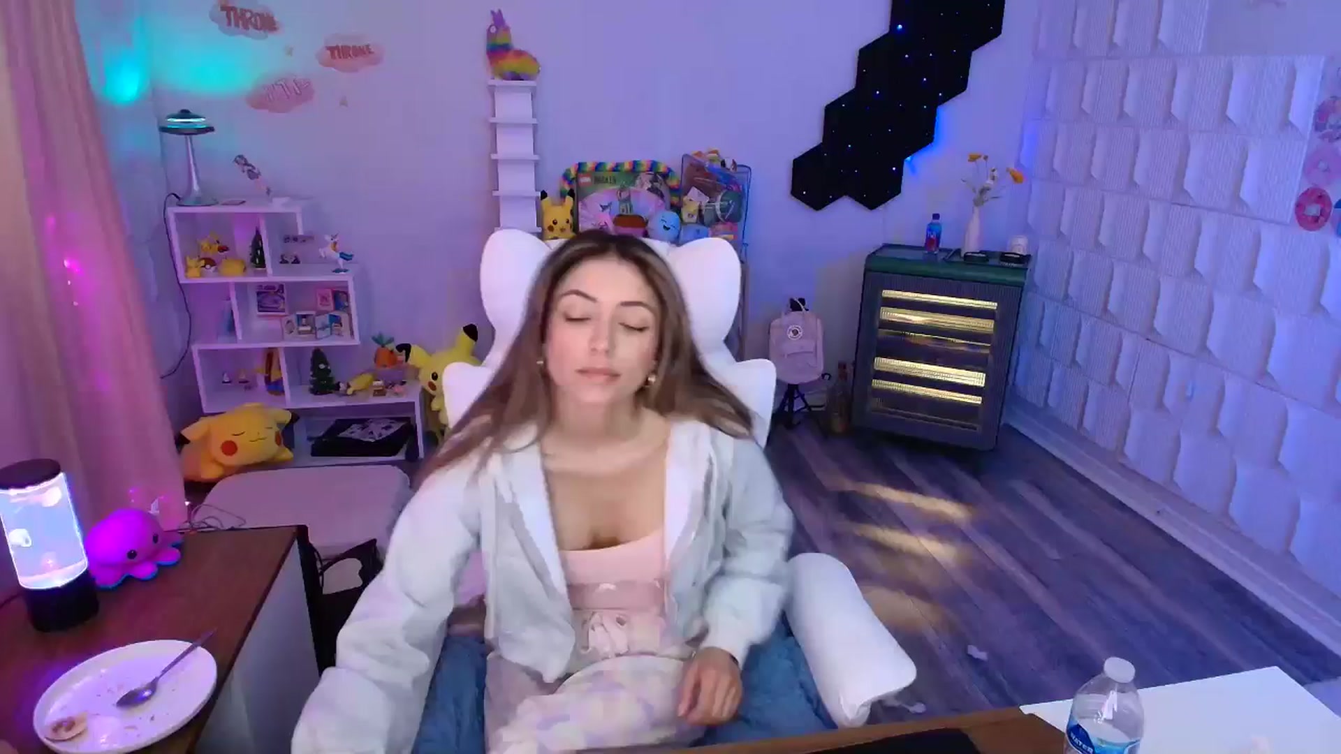 Gallery image thumbnail from kaydolll's myfreecams stream on, 05/01/2025, 24:23 image 11 of 20