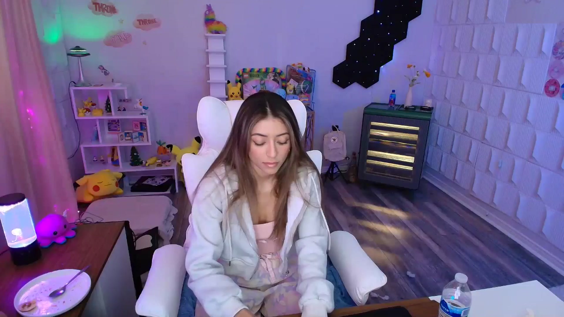 Gallery image thumbnail from kaydolll's myfreecams stream on, 05/01/2025, 24:23 image 9 of 20