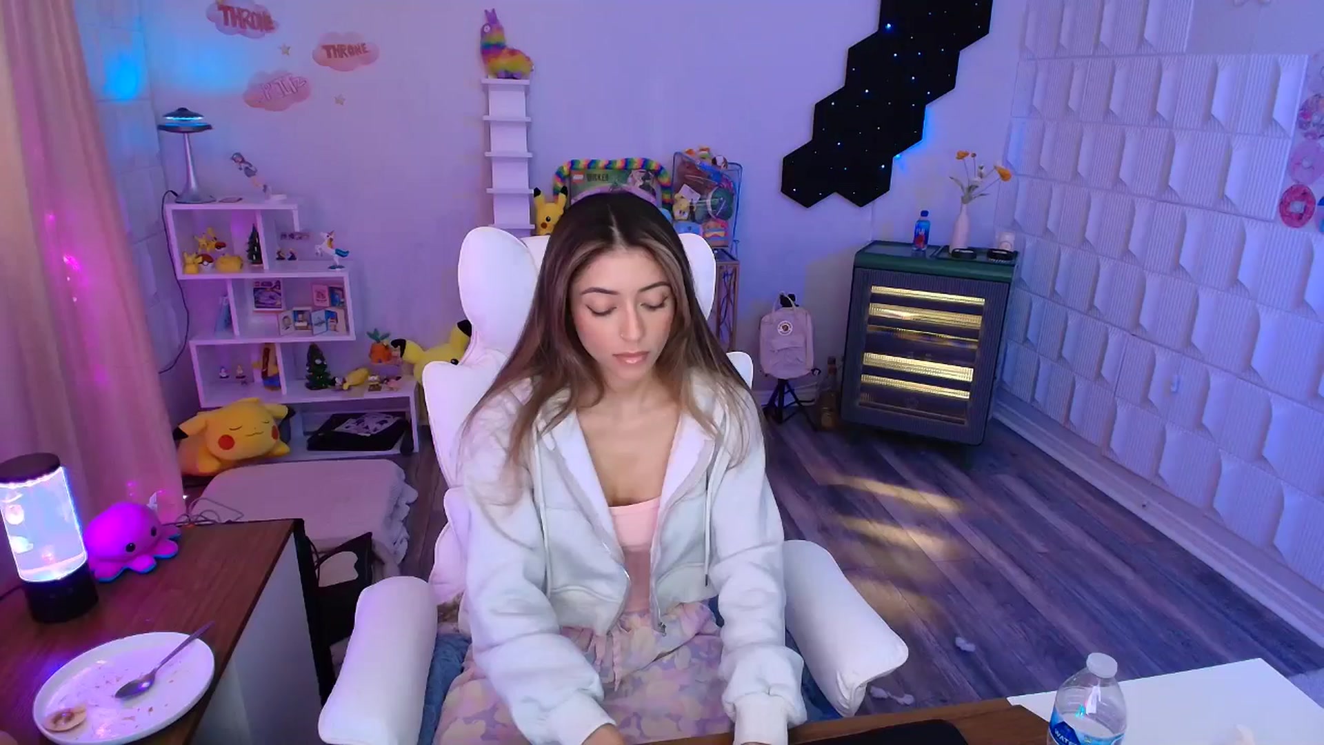 Gallery image thumbnail from kaydolll's myfreecams stream on, 05/01/2025, 24:23 image 14 of 20