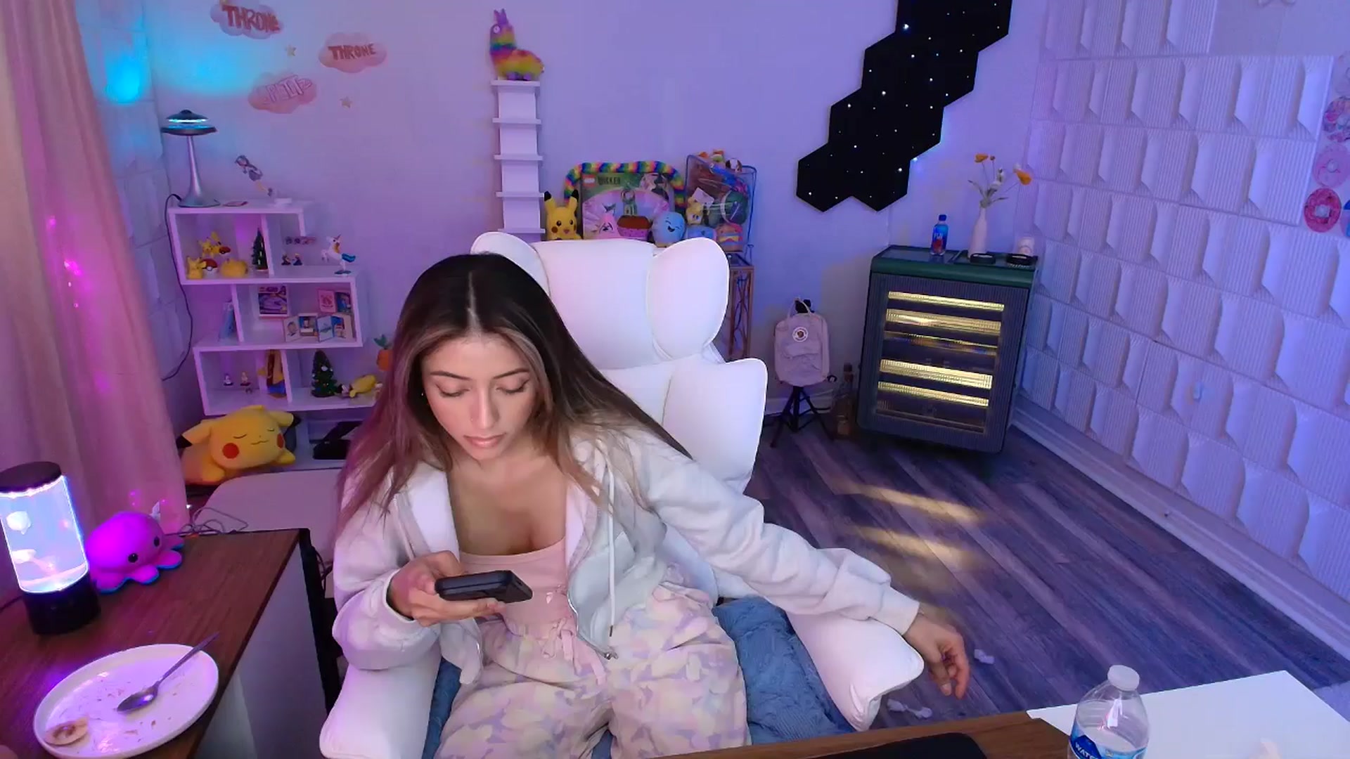 Gallery image thumbnail from kaydolll's myfreecams stream on, 05/01/2025, 24:23 image 13 of 20