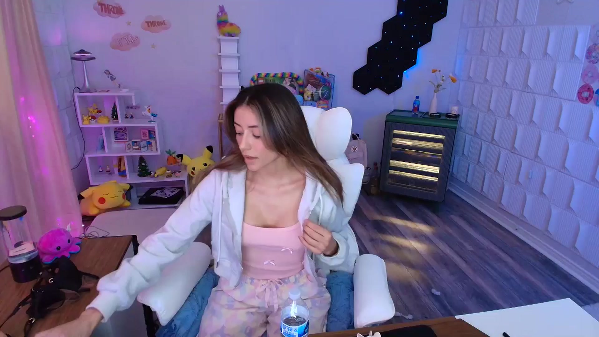 Gallery image thumbnail from kaydolll's myfreecams stream on, 05/01/2025, 24:23 image 2 of 20