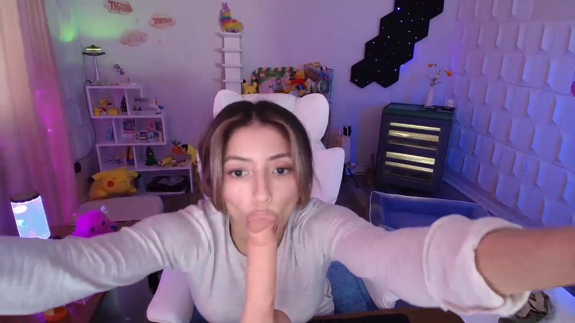 Gallery image thumbnail from kaydolll's myfreecams stream on, 05/05/2025, 20:47 image 16 of 20