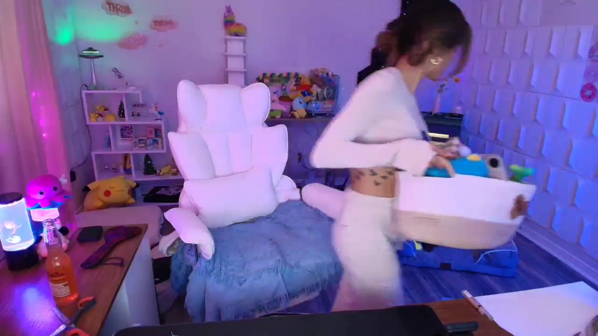 Gallery image thumbnail from kaydolll's myfreecams stream on, 05/05/2025, 21:52 image 17 of 20