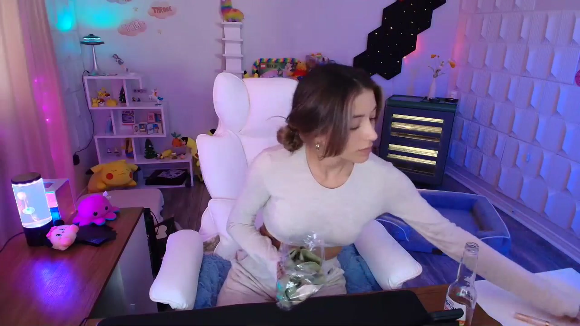 Gallery image thumbnail from kaydolll's myfreecams stream on, 05/05/2025, 21:52 image 3 of 20