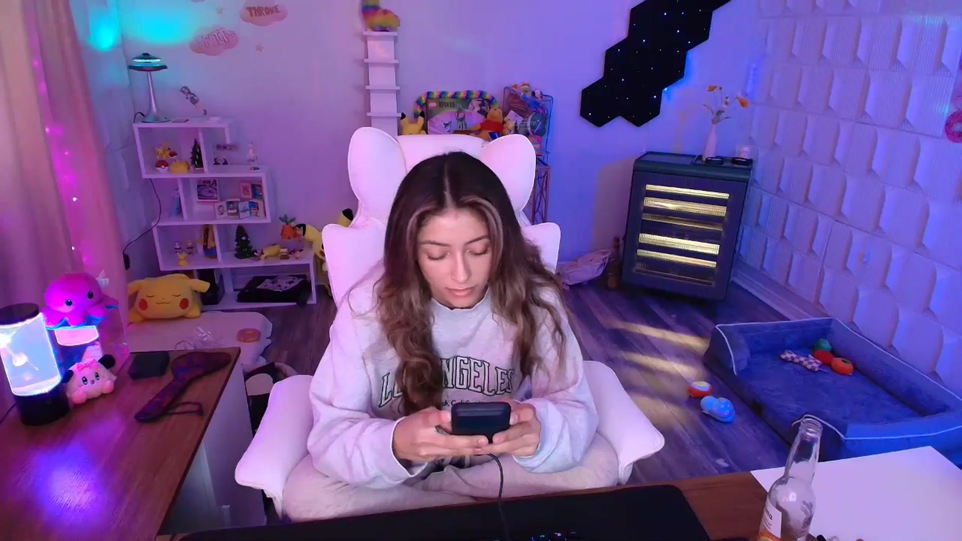 Gallery image thumbnail from kaydolll's myfreecams stream on, 05/06/2025, 24:13 image 20 of 20