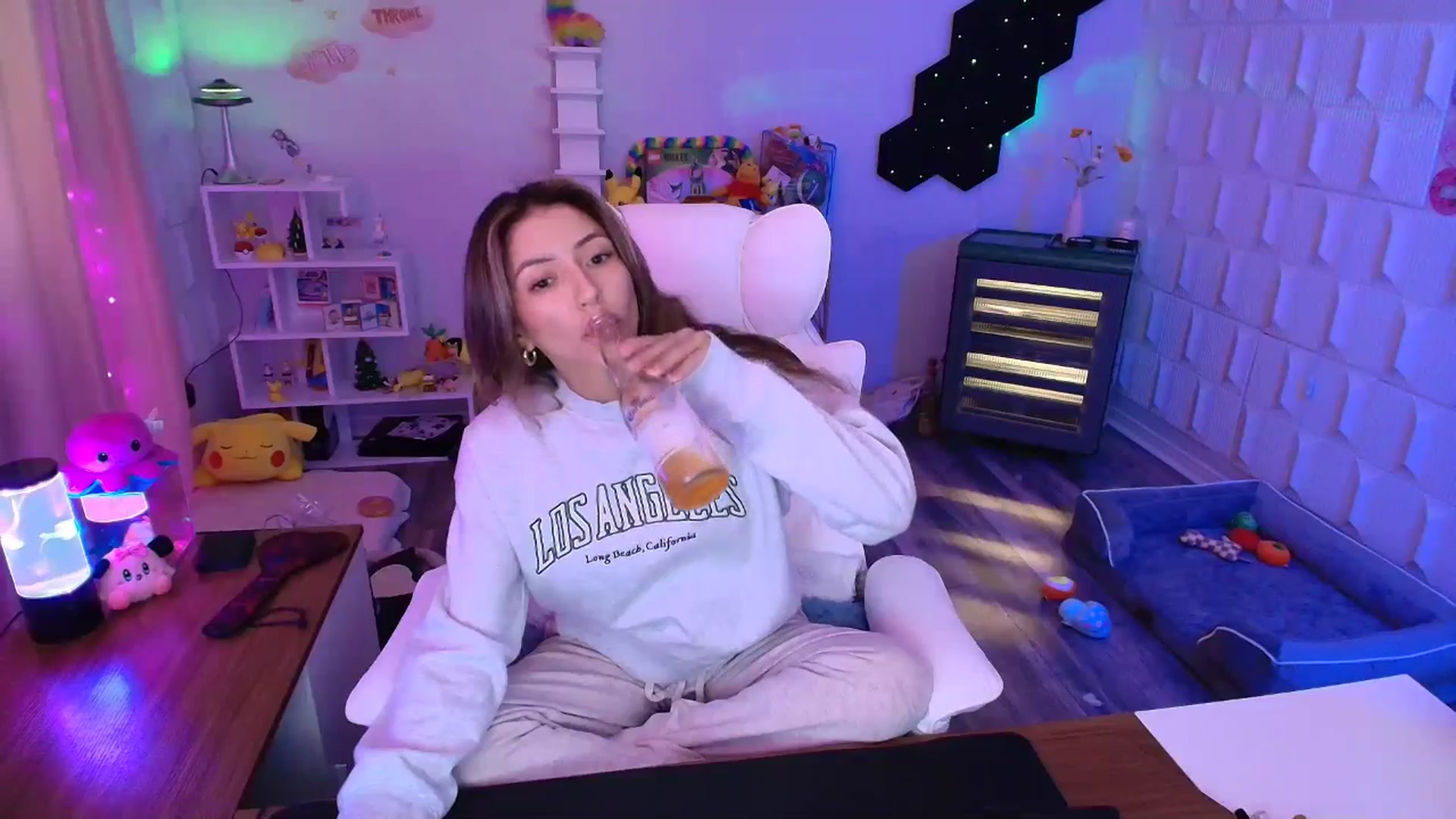 Gallery image thumbnail from kaydolll's myfreecams stream on, 05/06/2025, 24:13 image 16 of 20
