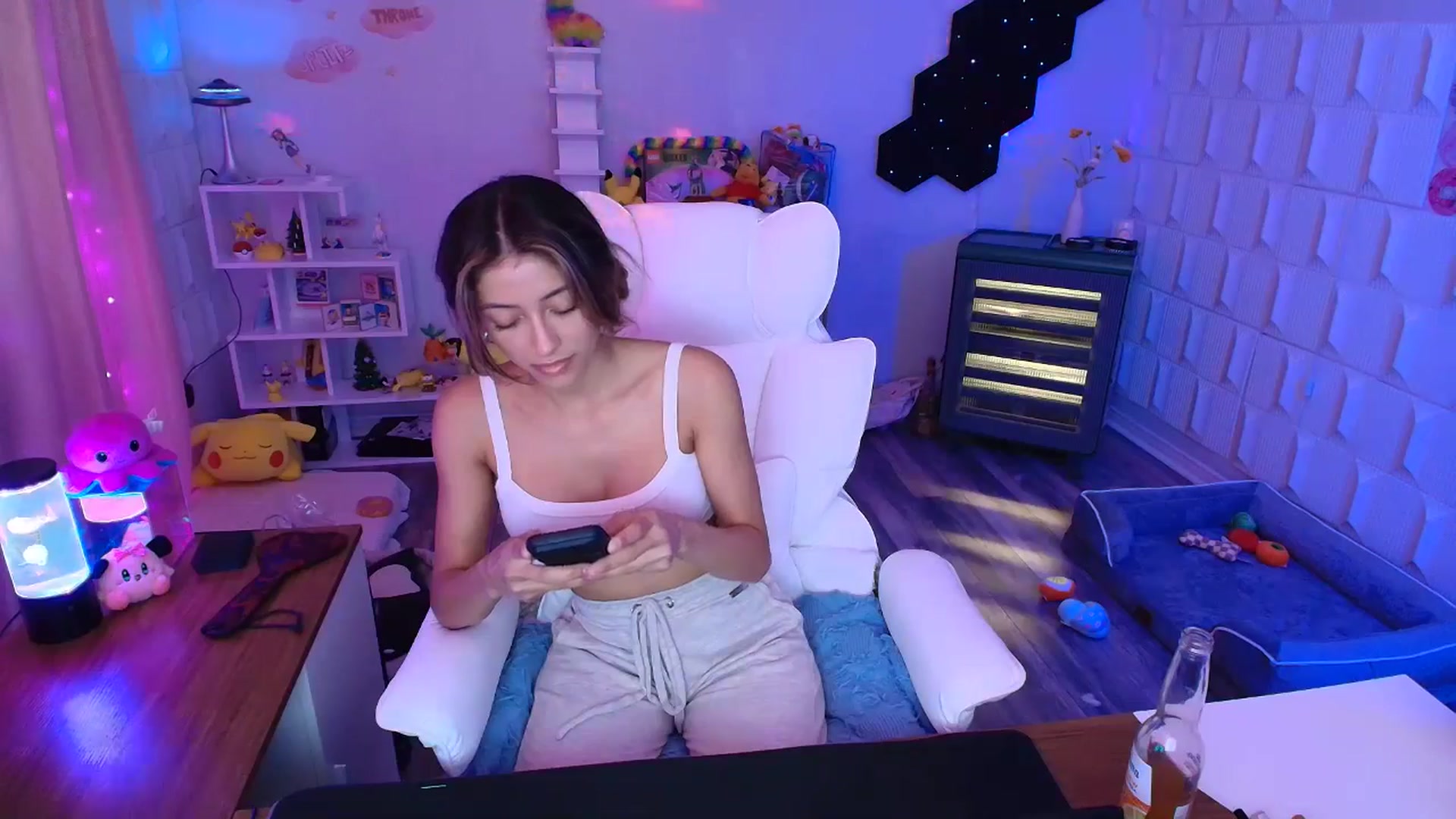 Gallery image thumbnail from kaydolll's myfreecams stream on, 05/06/2025, 24:13 image 6 of 20