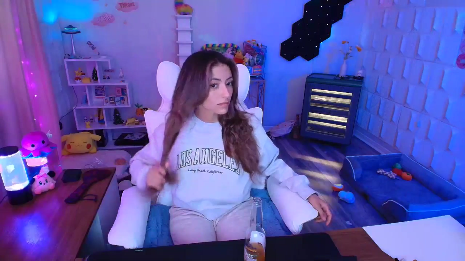 Gallery image thumbnail from kaydolll's myfreecams stream on, 05/06/2025, 24:13 image 13 of 20
