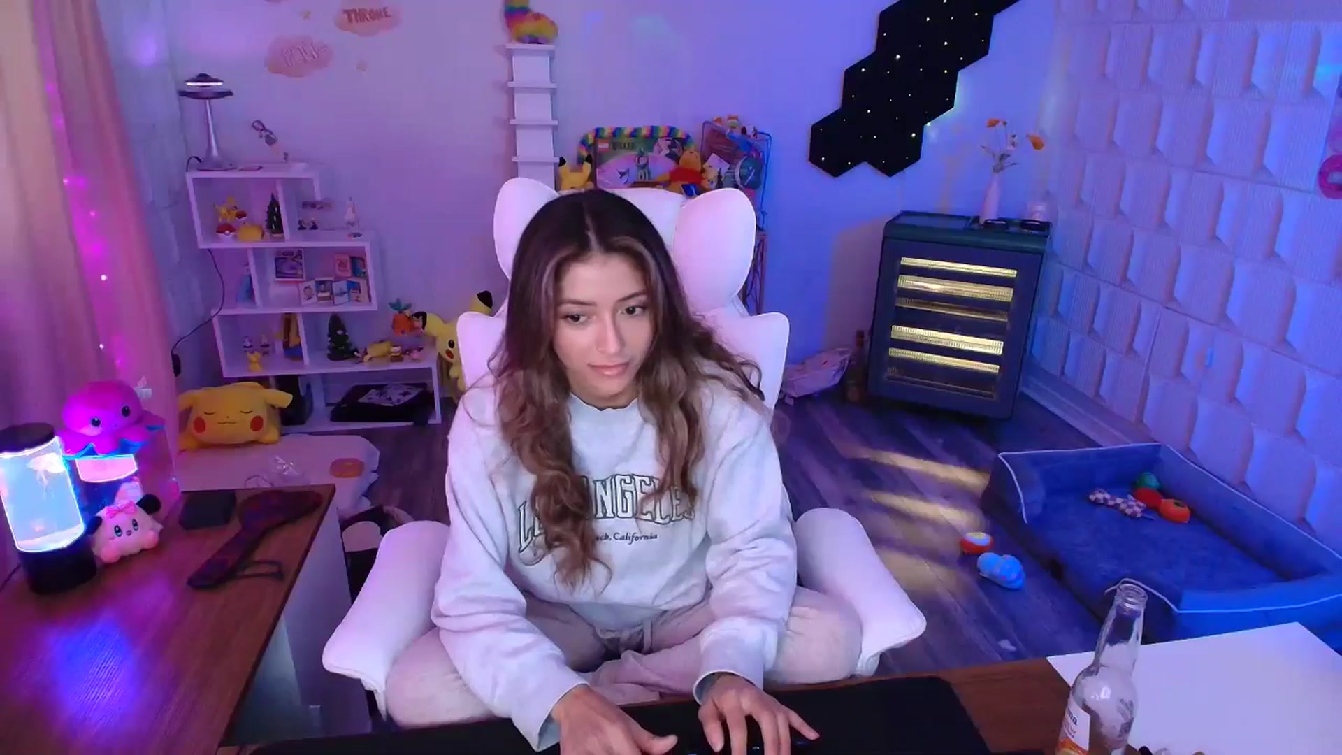 Gallery image thumbnail from kaydolll's myfreecams stream on, 05/06/2025, 24:13 image 19 of 20