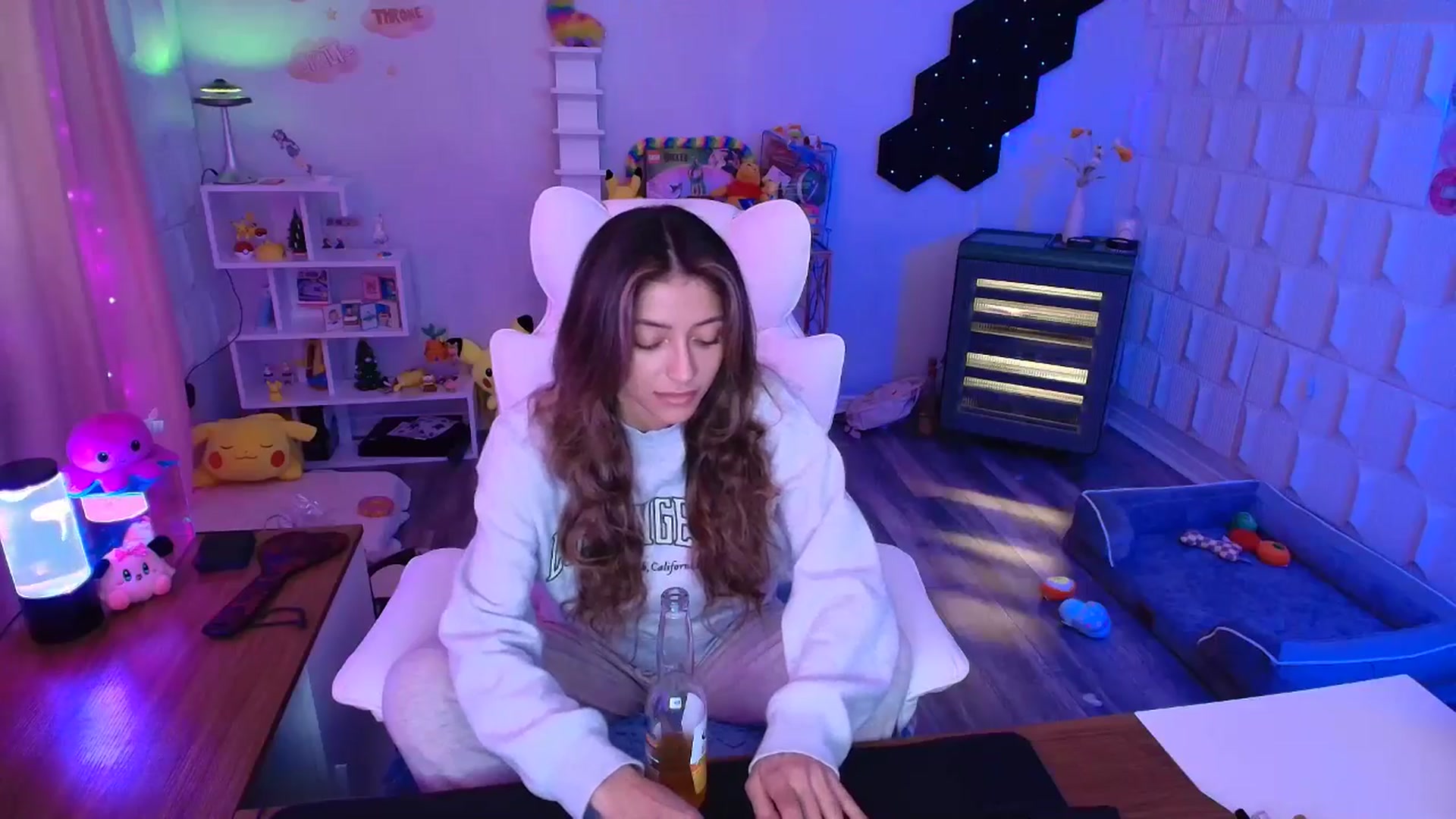 Gallery image thumbnail from kaydolll's myfreecams stream on, 05/06/2025, 24:13 image 14 of 20