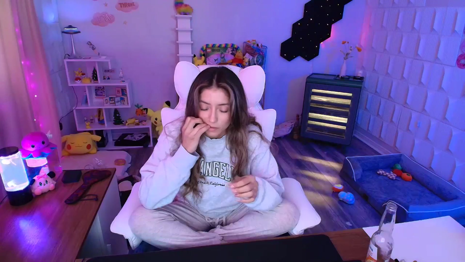 Gallery image thumbnail from kaydolll's myfreecams stream on, 05/06/2025, 24:13 image 17 of 20