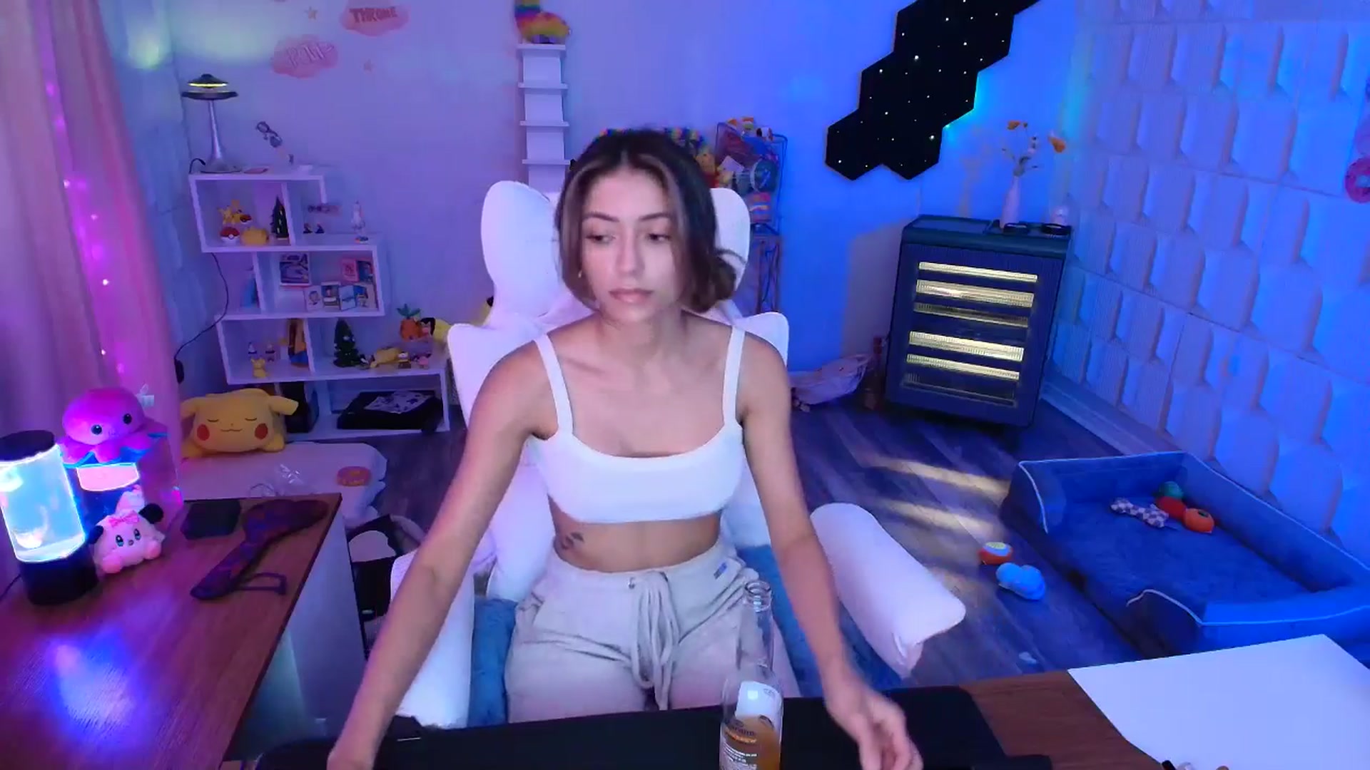 Gallery image thumbnail from kaydolll's myfreecams stream on, 05/06/2025, 24:13 image 12 of 20