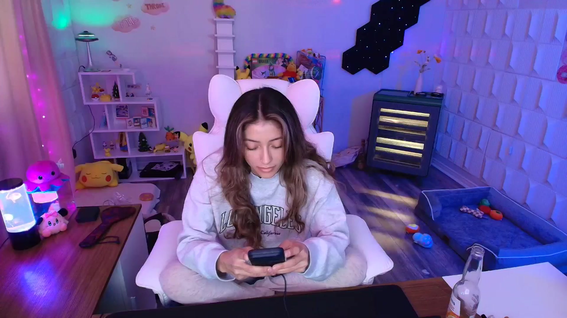 Gallery image thumbnail from kaydolll's myfreecams stream on, 05/06/2025, 24:13 image 18 of 20