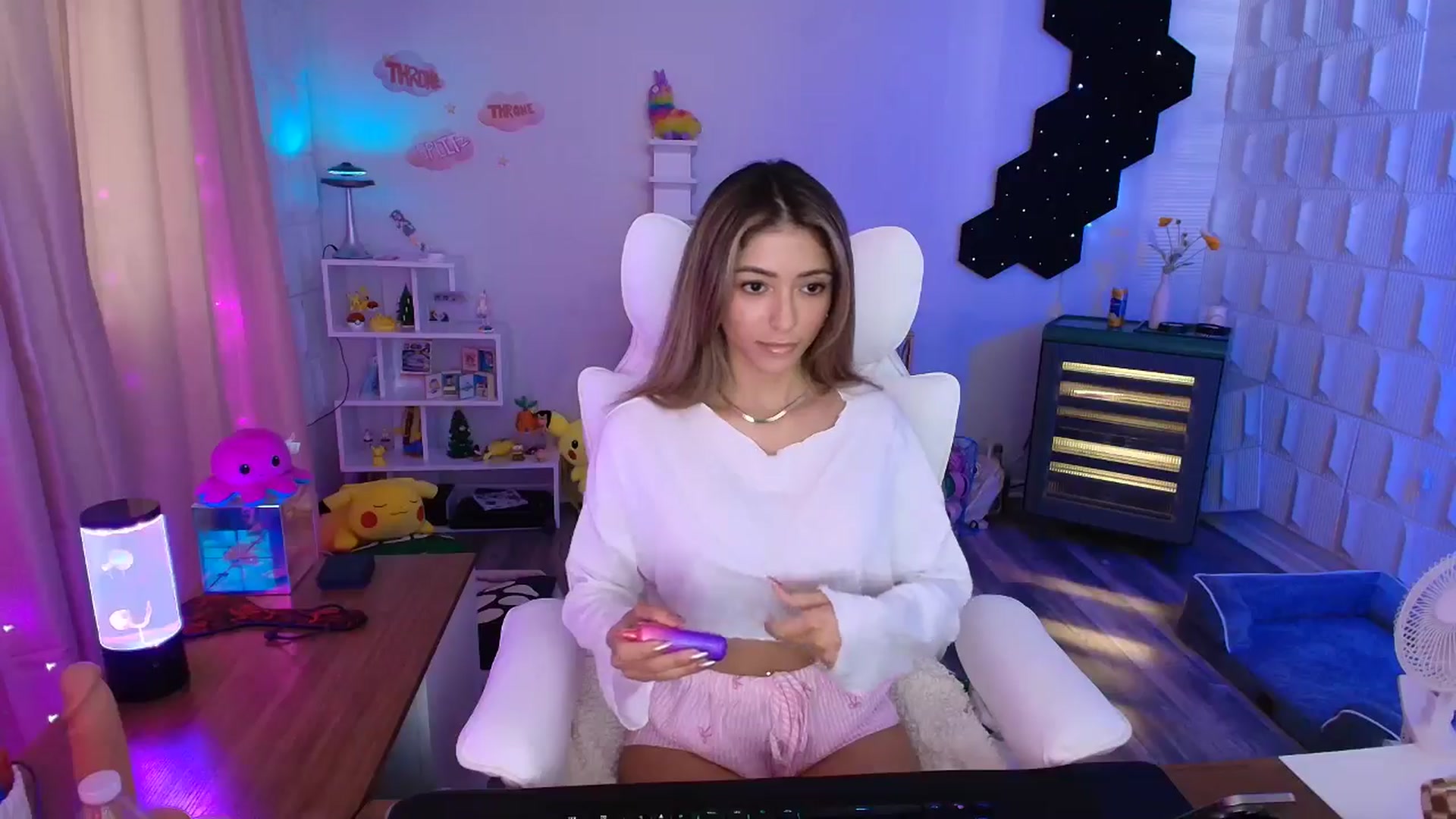 Gallery image thumbnail from kaydolll's myfreecams stream on, 06/11/2025, 23:55 image 6 of 20