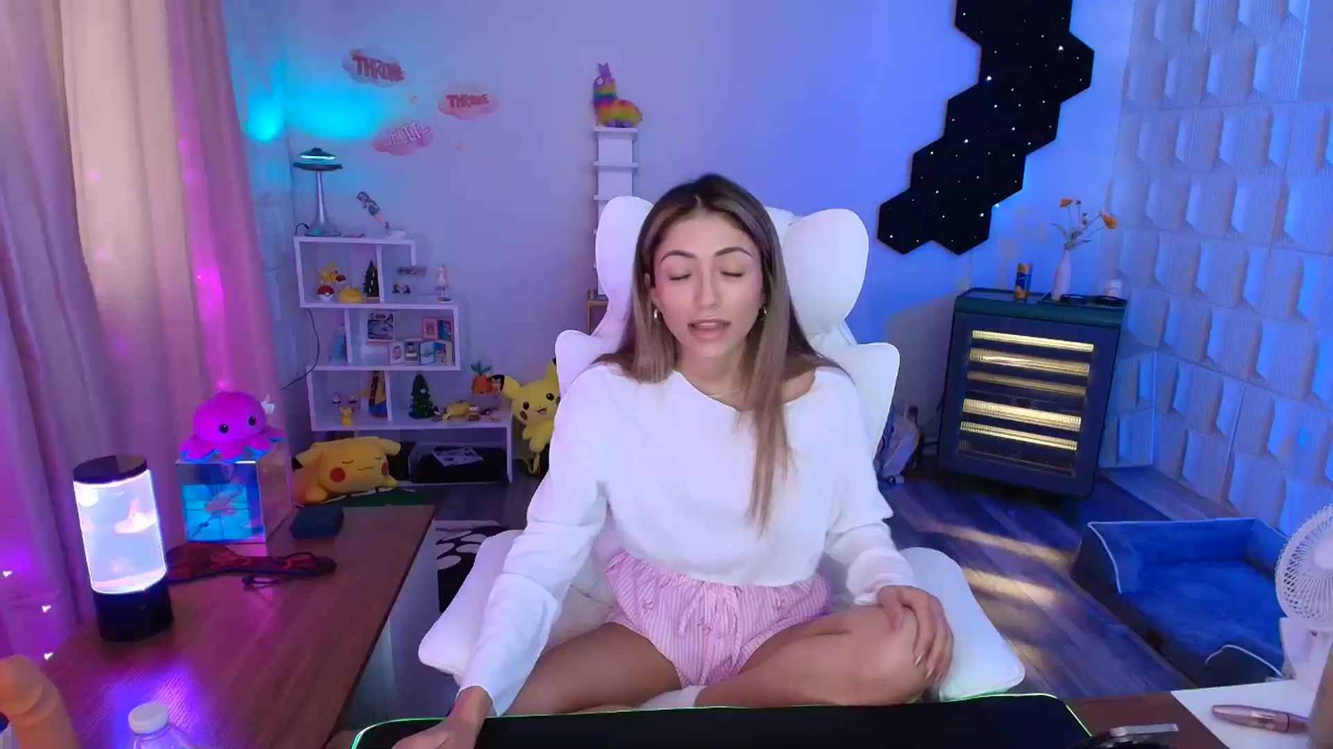 Gallery image thumbnail from kaydolll's myfreecams stream on, 06/11/2025, 23:55 image 1 of 20