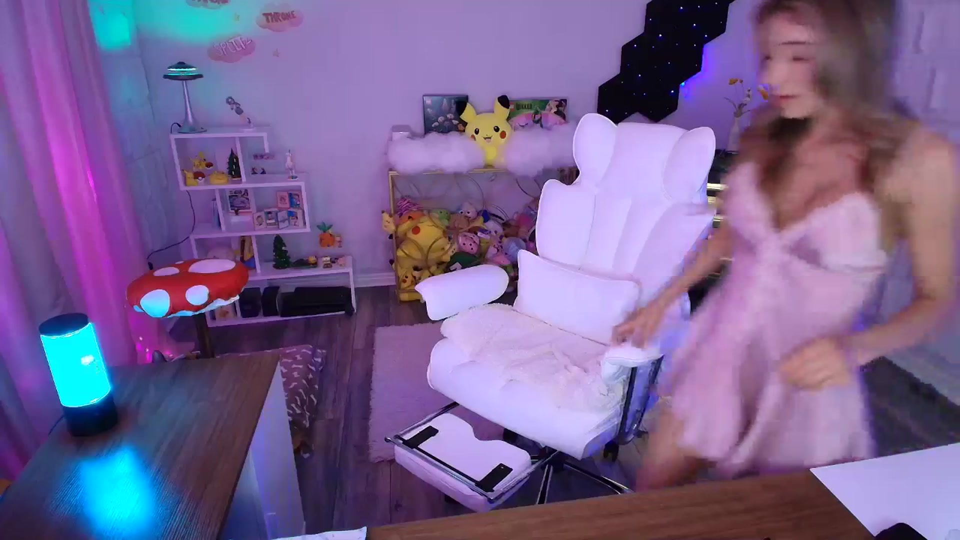 Gallery image thumbnail from kaydolll's myfreecams stream on, 08/03/2025, 06:17 image 6 of 20