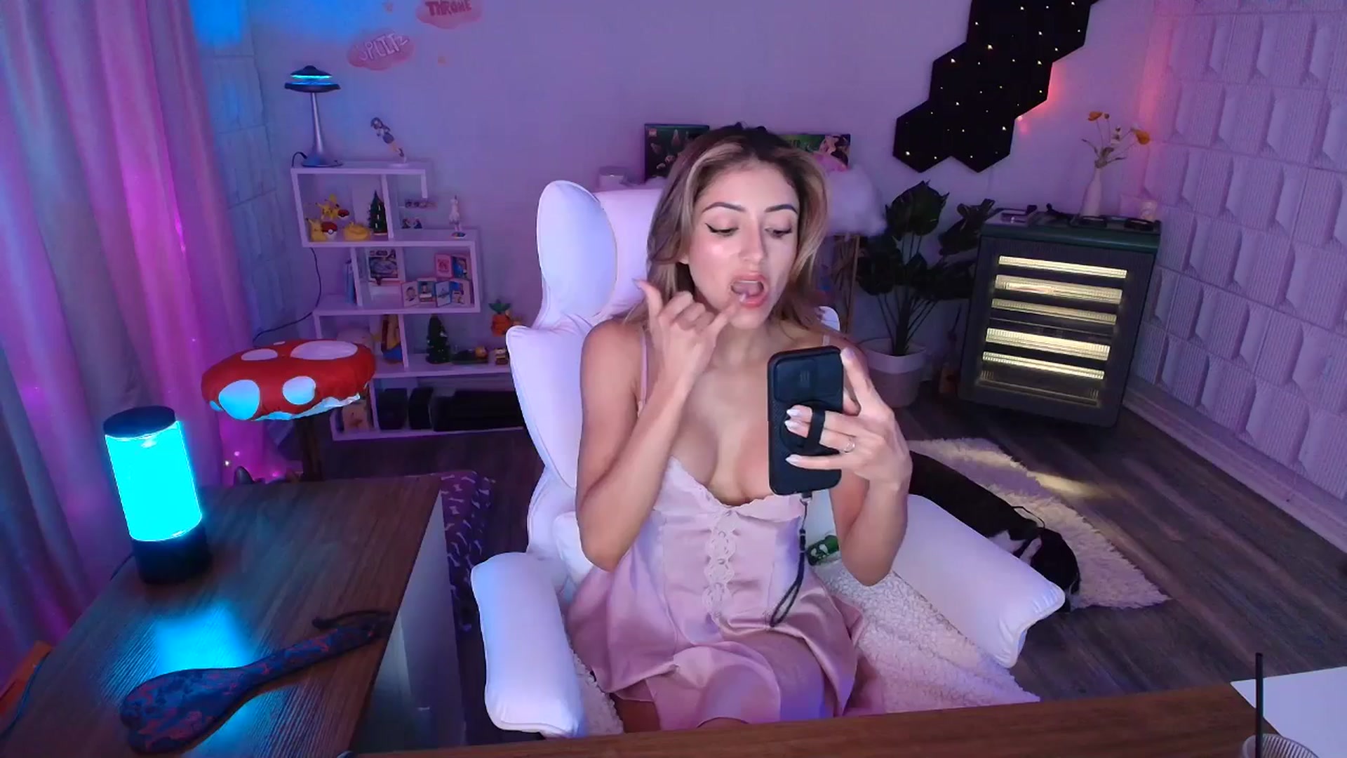 Gallery image thumbnail from kaydolll's myfreecams stream on, 08/03/2025, 07:51 image 18 of 20