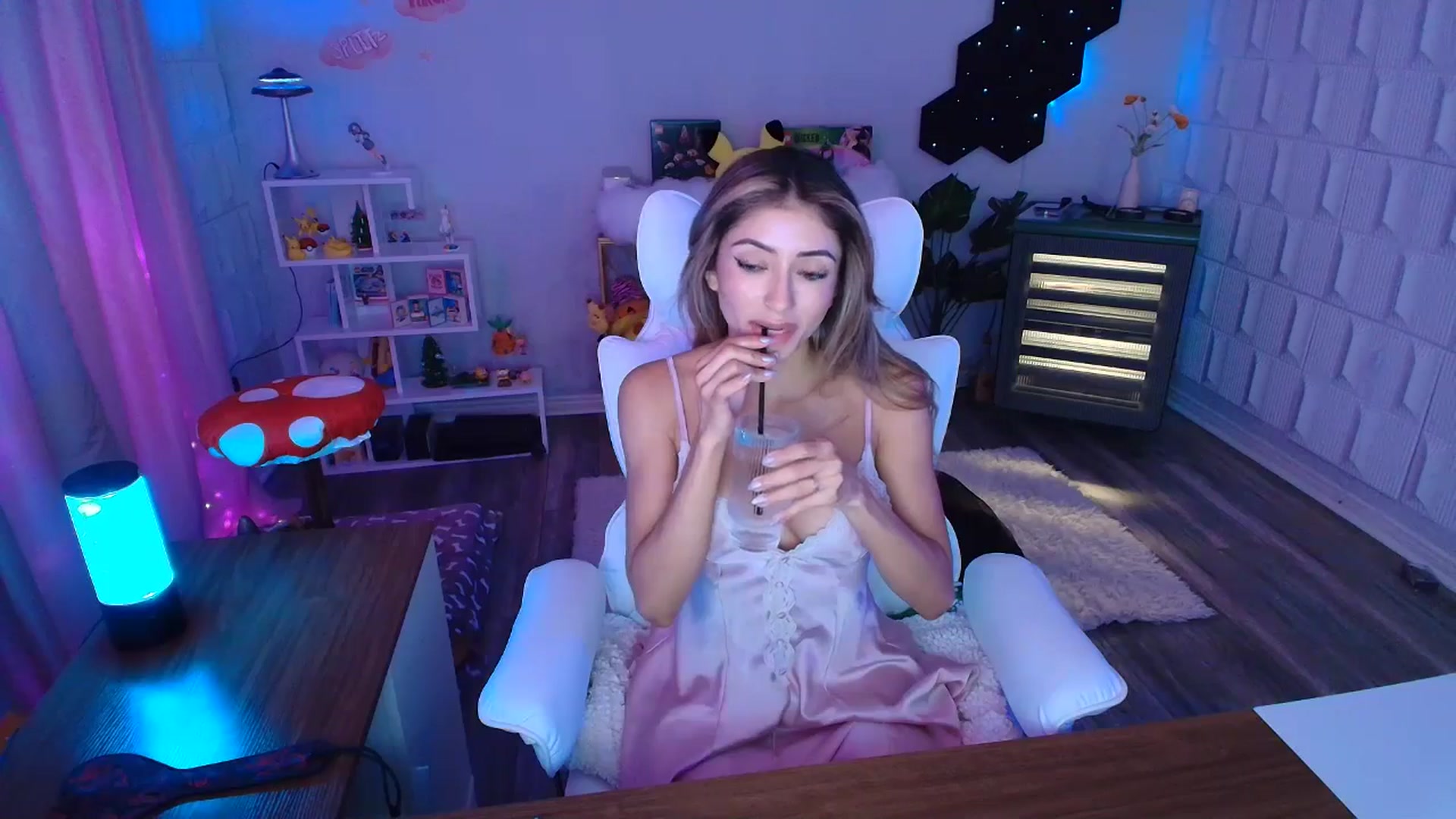 Gallery image thumbnail from kaydolll's myfreecams stream on, 08/03/2025, 07:51 image 9 of 20