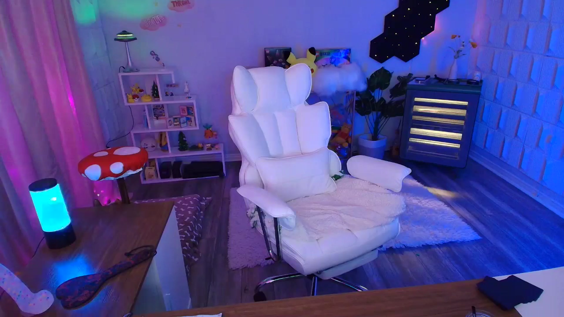 Gallery image thumbnail from kaydolll's myfreecams stream on, 08/10/2025, 07:31 image 19 of 20