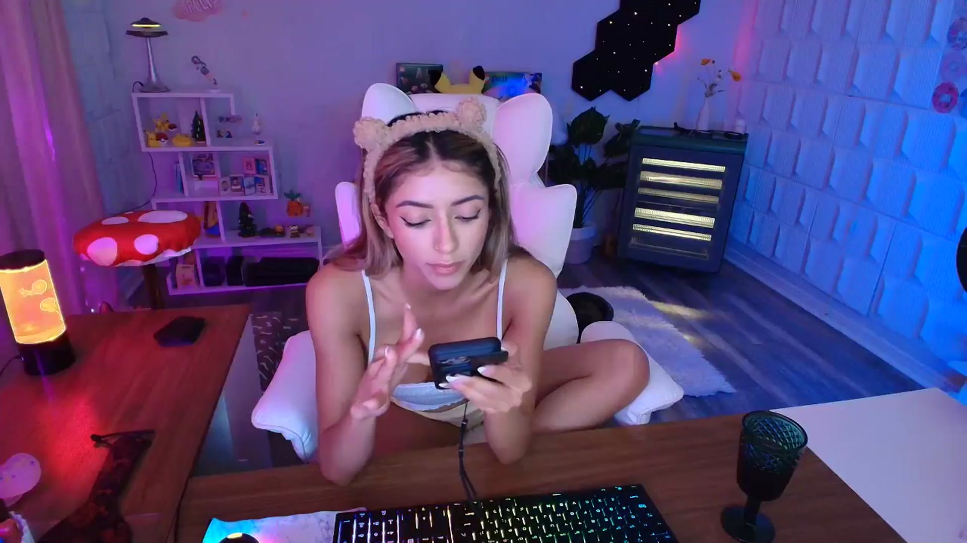 Gallery image thumbnail from kaydolll's myfreecams stream on, 08/14/2025, 06:28 image 17 of 20