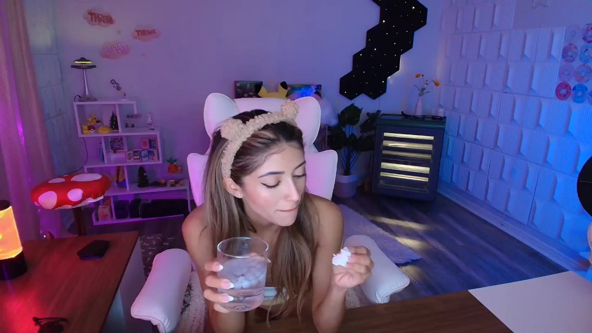 Gallery image thumbnail from kaydolll's myfreecams stream on, 08/14/2025, 08:07 image 12 of 20